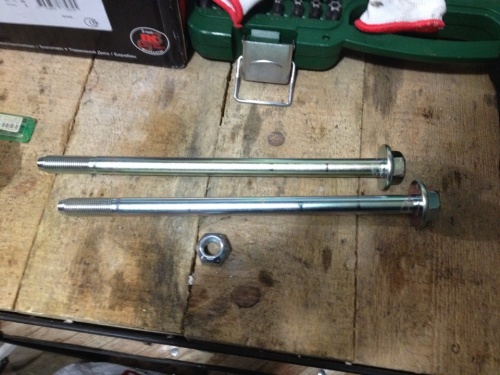 Болт NISSAN OE (T30/P12 подв зад попер рыч)