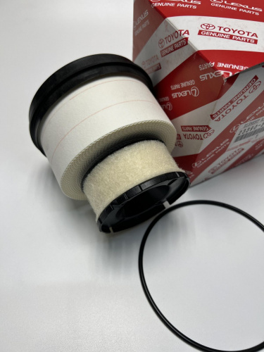 Фильтр топл TOYOTA LC300 21- OE