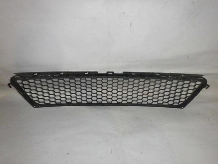 Решетка бампера RENAULT SANDERO I 10-14 пер средн OE