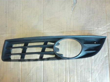 Решетка бампера VW PASSAT B6 05-10 лев TYG (+птф)