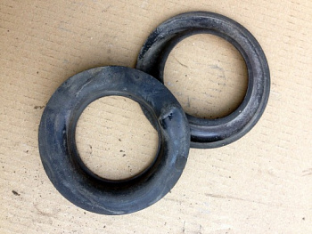 Прокладка пружины TOYOTA задн нижн OE