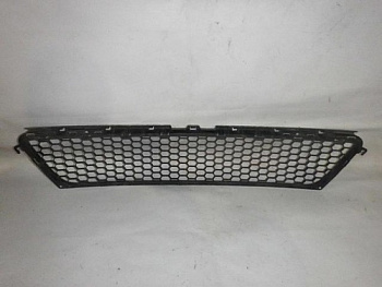 Решетка бампера RENAULT SANDERO I 10-14 пер средн OE