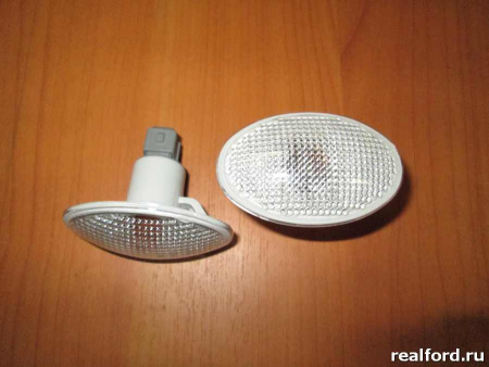 Повторитель поворота FORD TRANSIT 06- (бел, +патрон)